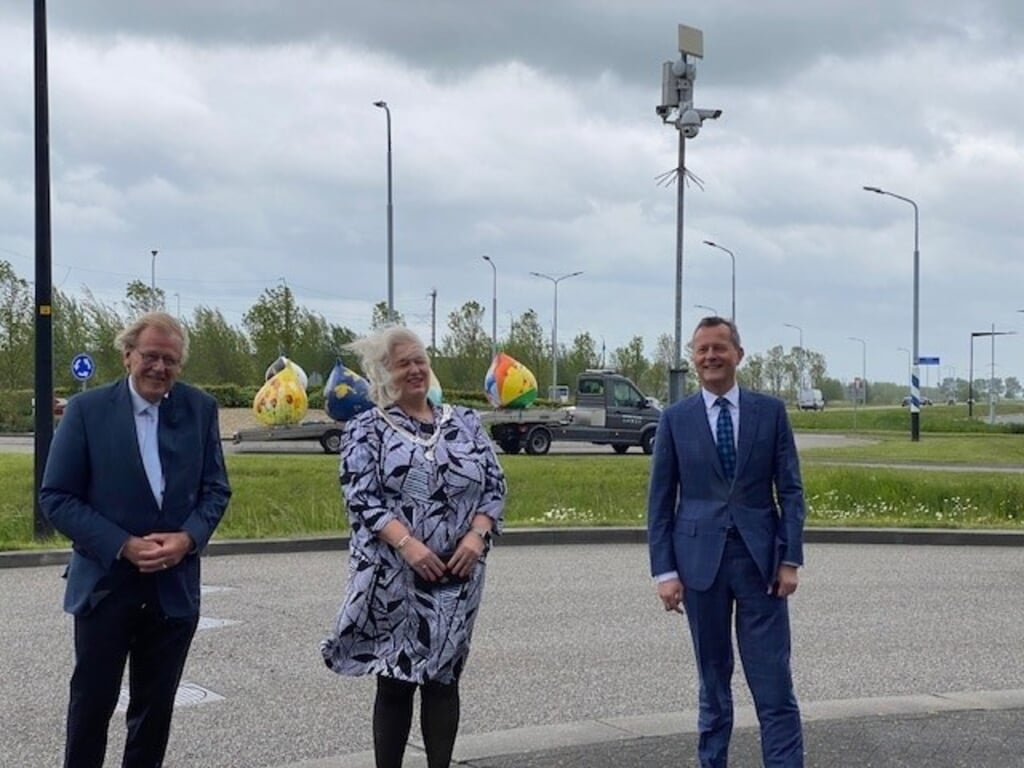 V.l.n.r. de heer Smit, mevrouw Schuurmans en de heer van Dijk met op de achtergrond de Reuzenbol op de rotonde.