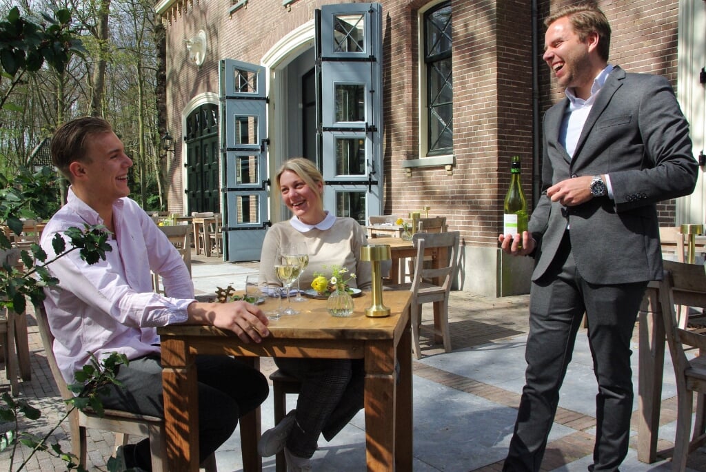 Op het terras van restaurant Oud Poelgeest kan genoten worden van bijzondere lunchgerechten. | Foto Willemien Timmers