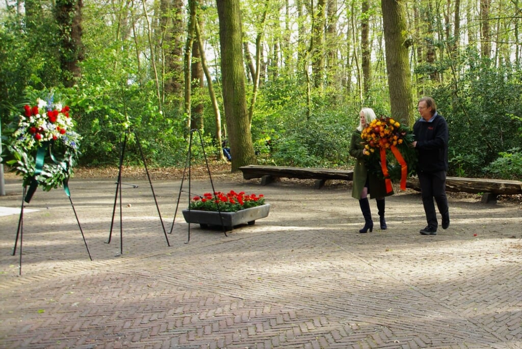 Linda van der Zon en Aart-Teun Veldhuyzen leggen namens de Oranjevereniging een krans. | Foto Willemien Timmers