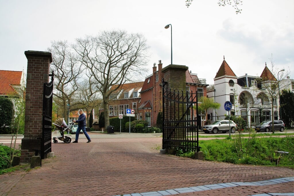 Via deze poort verlaat alle verkeer het wijkje richting Wilhelminapark. | Foto Willemien Timmers 