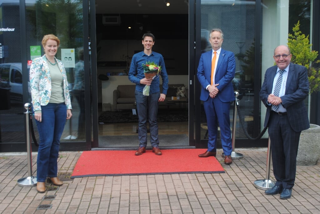 V.l.n.r. Lorien de Roode (voorzitter LOV), Michel Houweling, wethouder Willem Joosten en Bart Keijzer (winkelmanager WOOON Leiderdorp) bij de entree van Houweling Interieur.