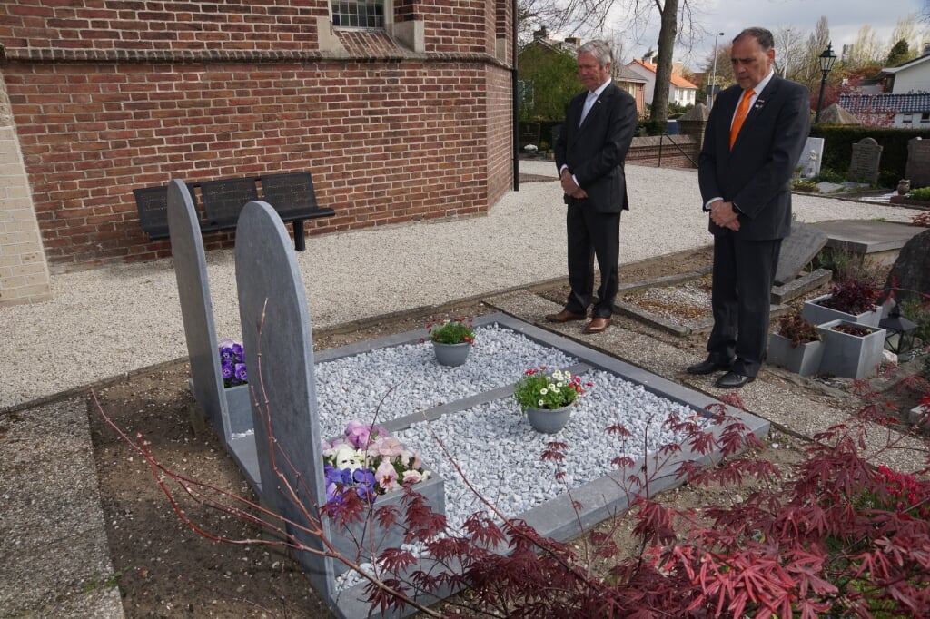 Cok van Steijn (links) en Ton Wolvers bij de oorlogsgraven. | Foto: pr.