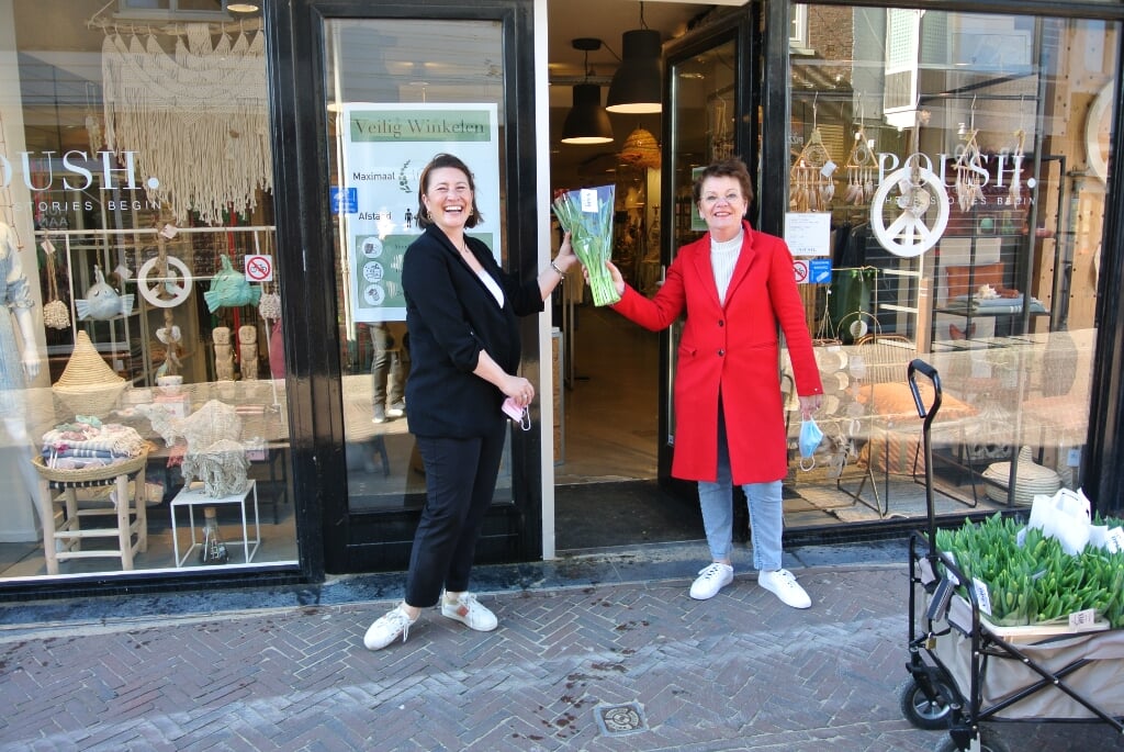 Sylvia Beugelsdijk verrast ondernemers met een bloemetje. | Foto: pr