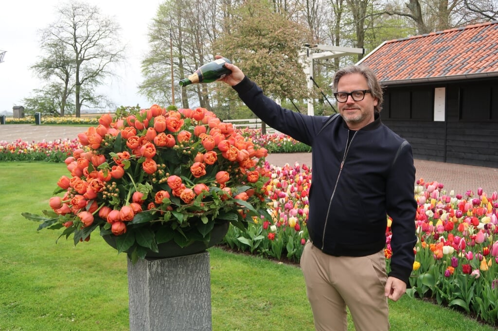 Guus Meeuwis was onder de indruk van de oranje tulp. | Foto: Wilma van Velzen