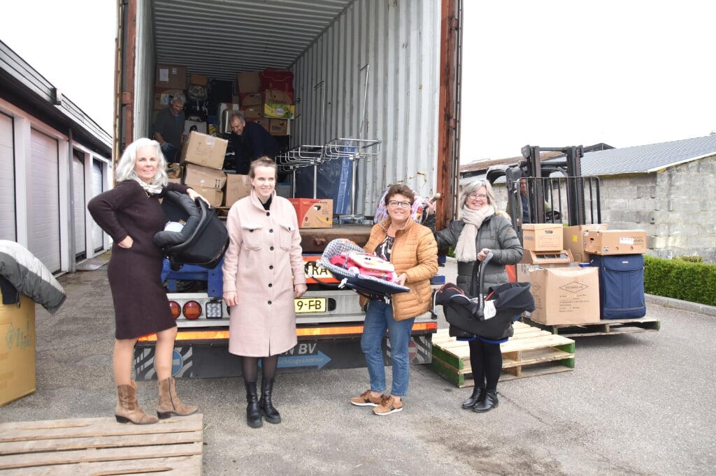 Marijke, Heleen, Willeke en Carlien zijn druk bezig met het laden van de container. | Foto: CvdS.