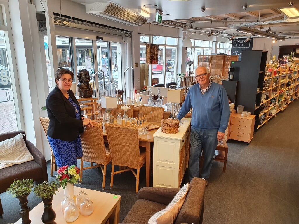Hannie Balkenende en Marius Nieuwenhuis in Kringloopwinkel Woord en Daad. | Foto: Ruth Eppink