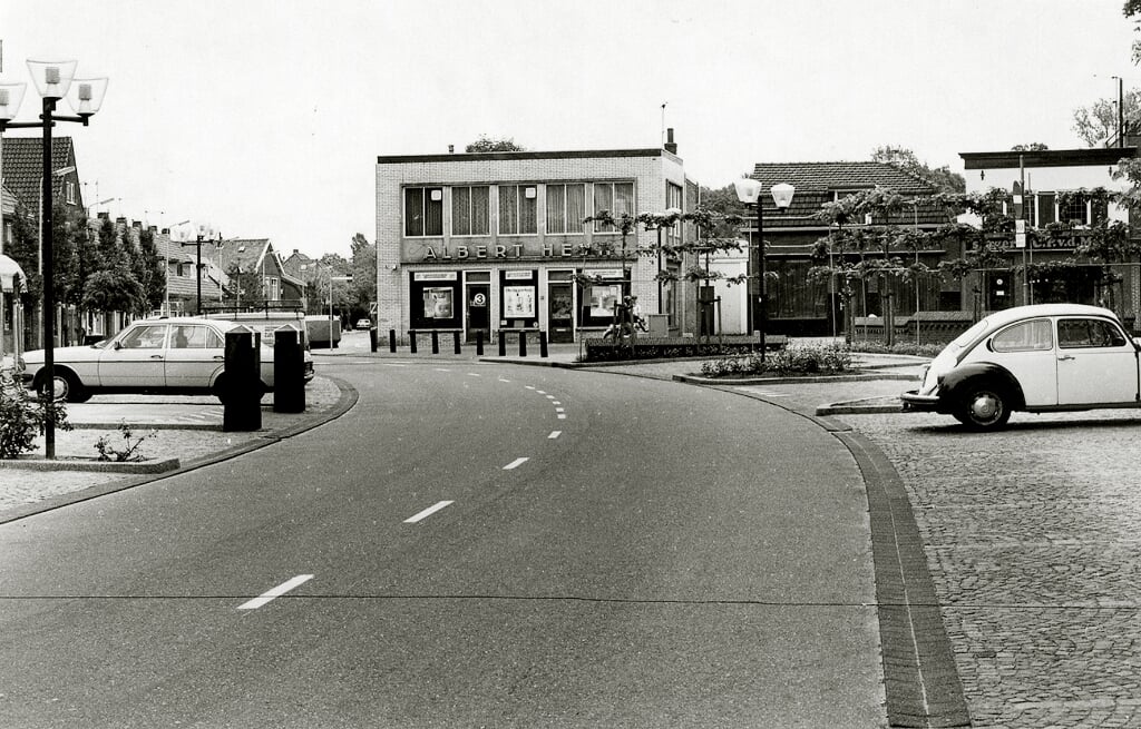 Dorpsplein Sassenheim, vanuit Hortuslaan, links Kerklaan, rond 1980. | Foto: pr.