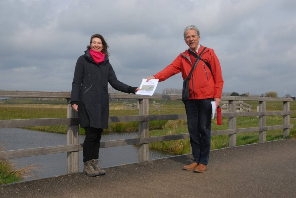 Wethouder Karin Hoekstra en Chris Brunner (Vogelwerkgroep Zuid-Kennermerland). | Foto: pr.