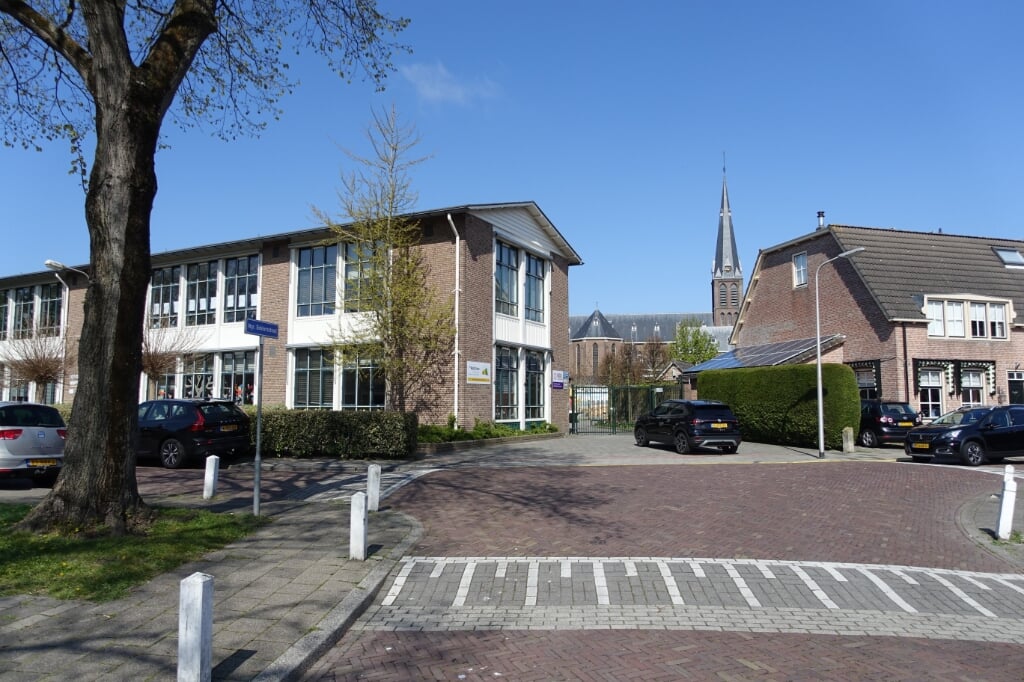 Mgr. Bekkersstraat met zicht op basisschool De Horizon en RK Kerk. | Foto: Aad van Duijn