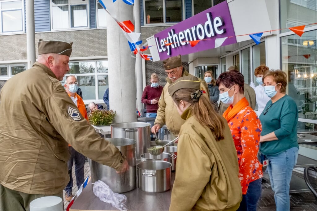 Het lijkt een beetje op een gaarkeuken; leden van de Able Compagnie delen Vrijheidssoep uit bij verpleeghuis Leythenrode. | Foto: J.P. Kranenburg  