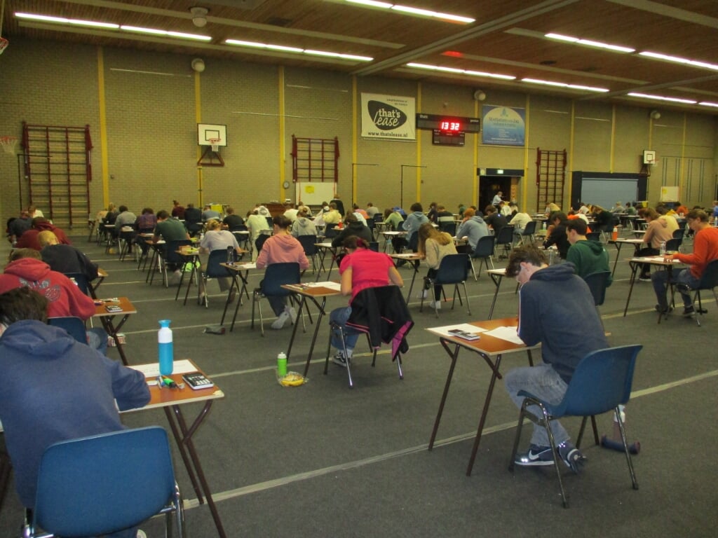 Vwo-leerlingen zitten op maandagmiddag in sporthal De Wasbeek voor hun centraal eindexamen wiskunde. | Foto: pr.