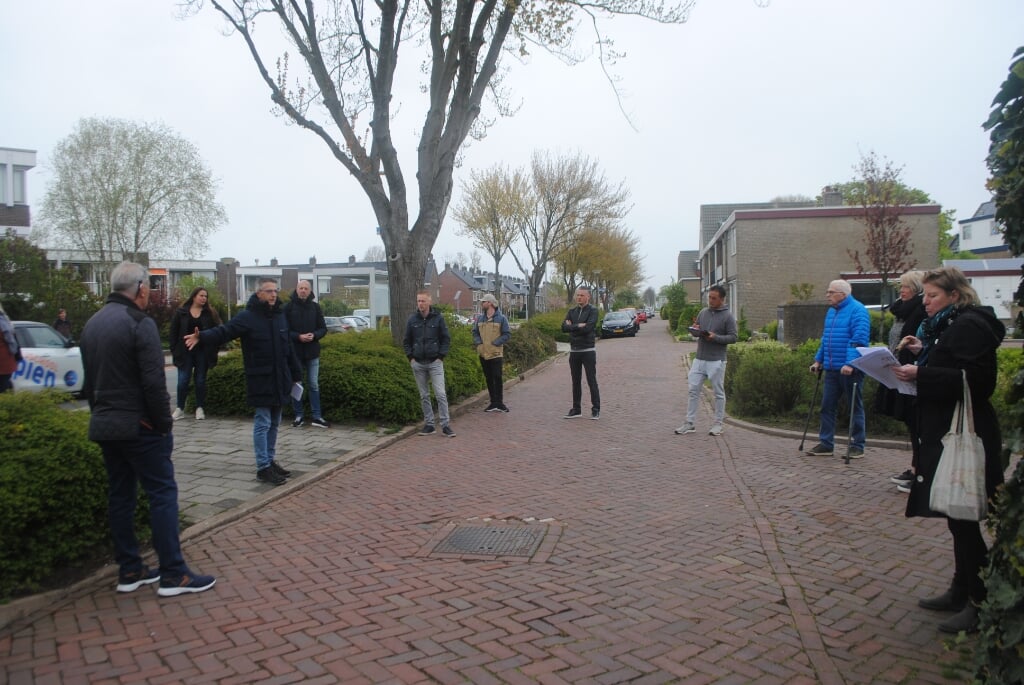 Bewoners wijzen op de Mauritssingel (ventweg) aan wat hun bezwaren zijn. De projectmedewerkers maken een notitie. Links (aan de overkant) appartementencomplex Mauritsstaete. 

