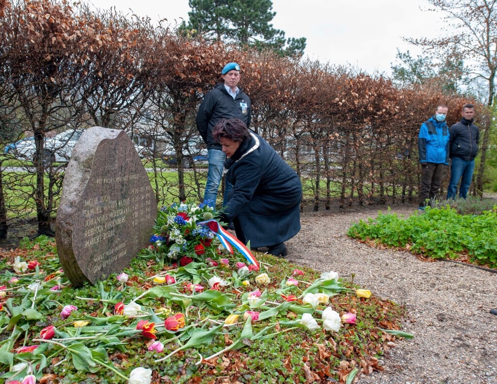 Burgemeester Wendy Verkleij legde ook bloemen bij het monument op de Willem van den Bergh. | Foto: Willem Krol