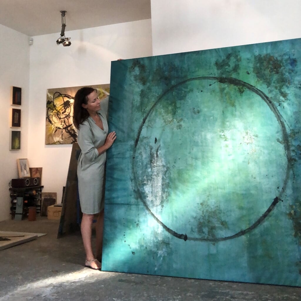 Gérardine Sep in haar atelier bij één van haar werken.