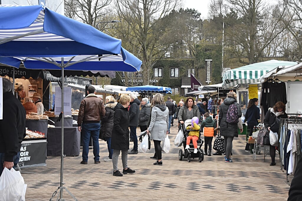 De Katwijkse weekmarkt was afgelopen vrijdag weer compleet. | Foto: Piet van Kampen