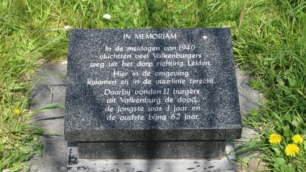De gedenksteen voor de 11 burgerslachtoffers uit Valkenburg. | Foto’s: Leo Roosjen