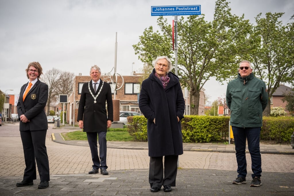 Petra Westra van de OV Rijnsburg, burgemeester Cornelis Visser, oud-ambassadeur Ellen van der Laan en veteraan John Spekman (v.l.n.r.). | Foto: pr