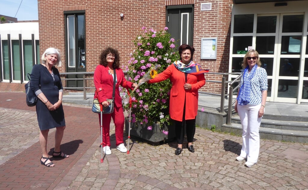 Burgemeester Verkley te midden van de bestuursleden Gwen Kruizinga, Hermine Verburg, Karin van der Lans. | Foto: IV