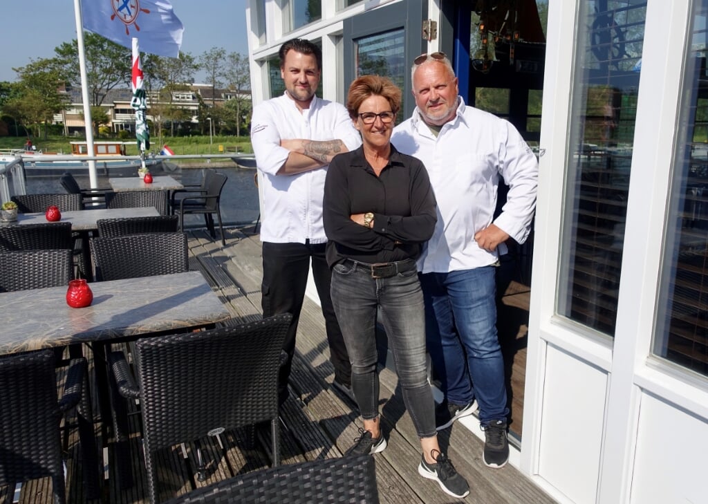 Rob, Lies en Jaap van Klaveren zijn erg trots op hun Havenrestaurant Zuid-Wester. | Foto: Aad van Duijn