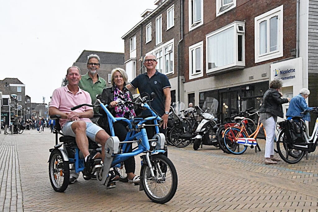 v.l.n.r. Jaap van Rijn, Kees Pols, Arjanne Plug en Pieter van Duijn bij de in Noordwijk geleende fiets. | Foto: .PvK 