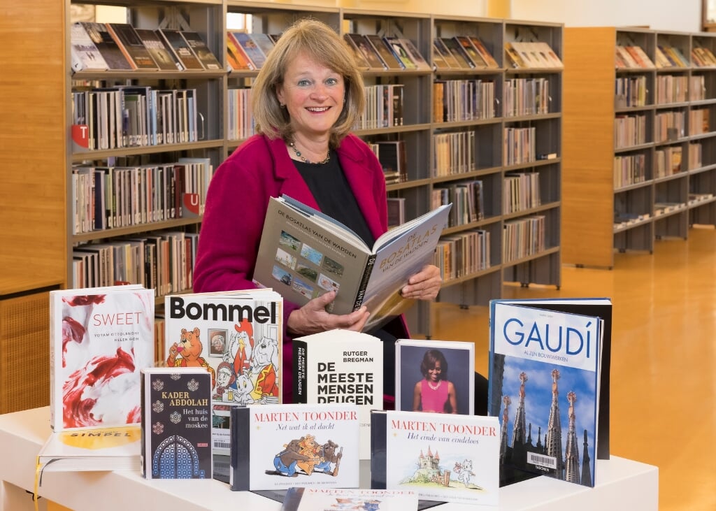 Burgemeester Lies Spruit bij een aantal van haar favoriete boeken in de bieb. | Foto: Sven van der Vlugt