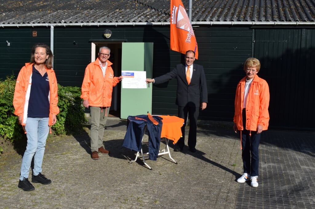 Pamela van Leeuwen (Rabobank Bollenstreek), Koos van der Vlugt (ledenraad, tweede van links) en Tiny Oostdam (Rabobank Bollenstreek) overhandigen de cheque aan voorzitter Ton Wolvers. | Foto: pr.