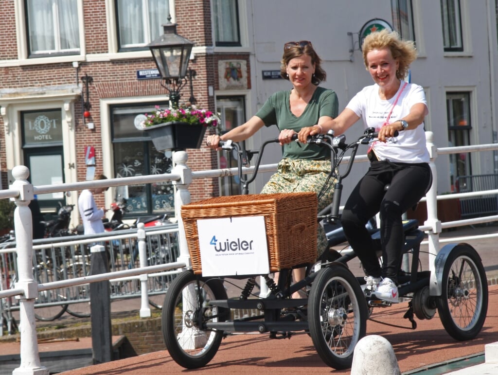 Evelien en wethouder Marleen Damen samen op weg naar Scarabee. | Foto: PR
