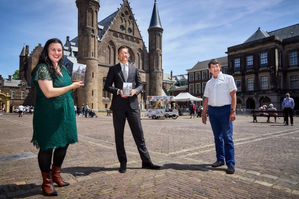 Annabel Nanninga en Joost Eerdmans ontvangen de eerste boeken uit handen van auteur Antoon van Aken (r). | Foto: pr./Phil Nijhuis 