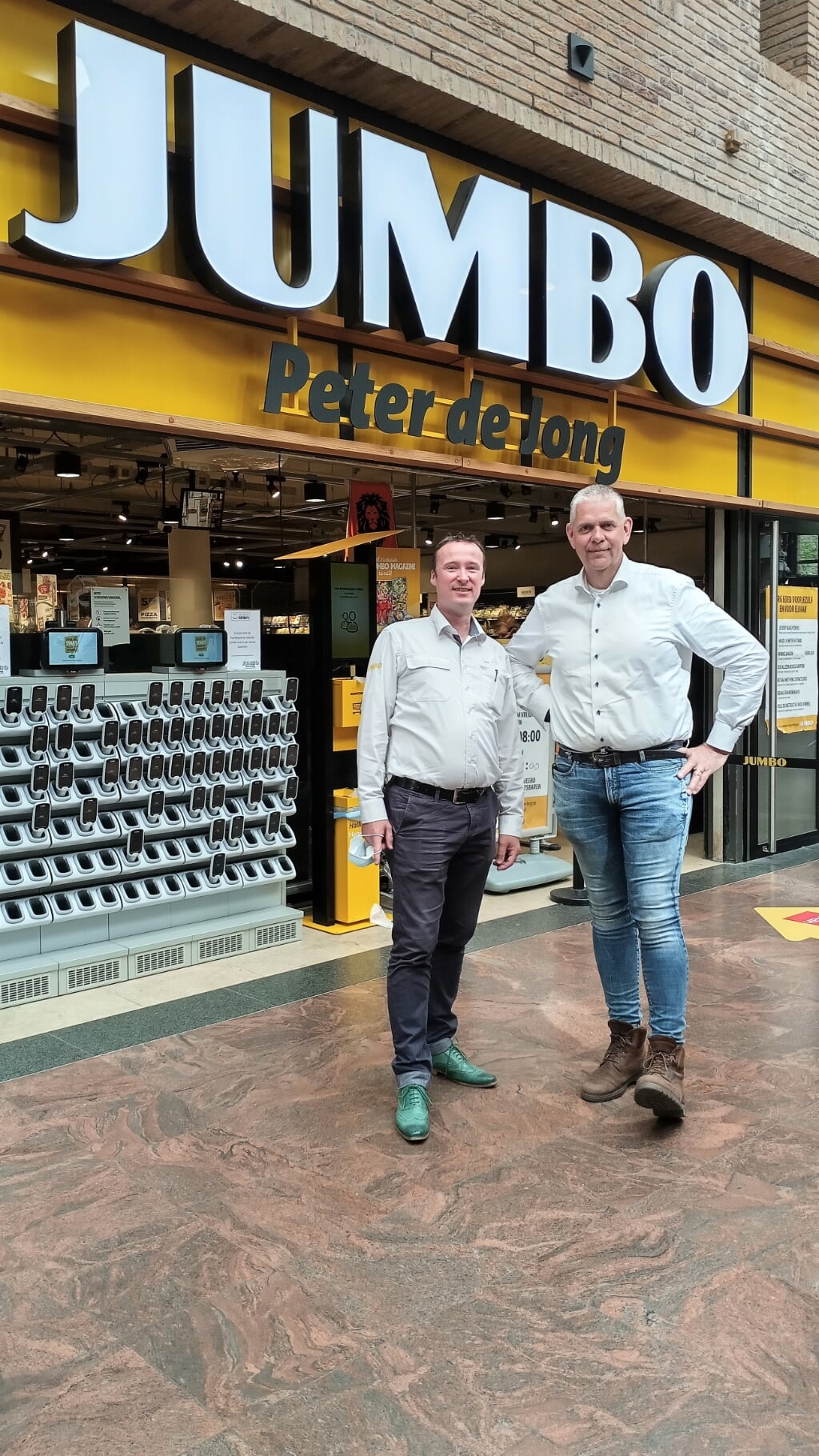Rien de Haas en Peter de Jong tijdens één van hun laatste dagen bij de supermarkt in Winkelcentrum Lange Voort. | Foto Willemien Timmers