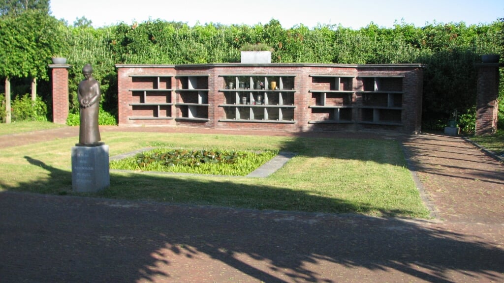 De urnenmuur op de gemeentelijk Begraafplaats aan de Bleekerij in Katwijk aan den Rijn. | Foto: Leo Roosjen