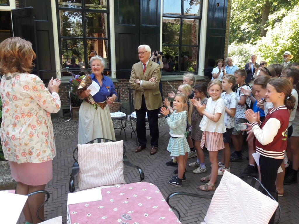 Lucelle Leemans neemt stralend het applaus in ontvangst nadat ze haar koninklijke onderscheiding opgespeld heeft gekregen. | Foto: MV