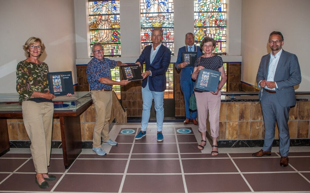 Jan ter Haar (tweede van links) overhandigt boeken aan de burgemeester, wethouder en vertegenwoordigers van het Katwijks Museum, DunaAtelier en Open Hof. | Foto: Adrie van Duijvenvoorde