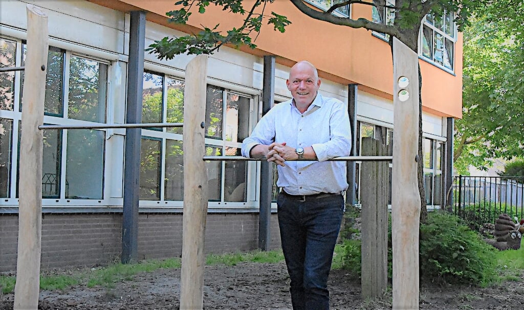 Herbert van Elteren bij zijn school. | Foto: Piet van Kampen
