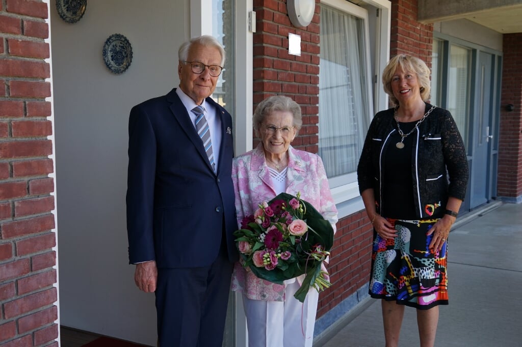 Burgemeester Laila Driessen bracht het briljanten paar bloemen en cadeau's namens de gemeente Leiderdorp. | Foto: C. v.d. Laan