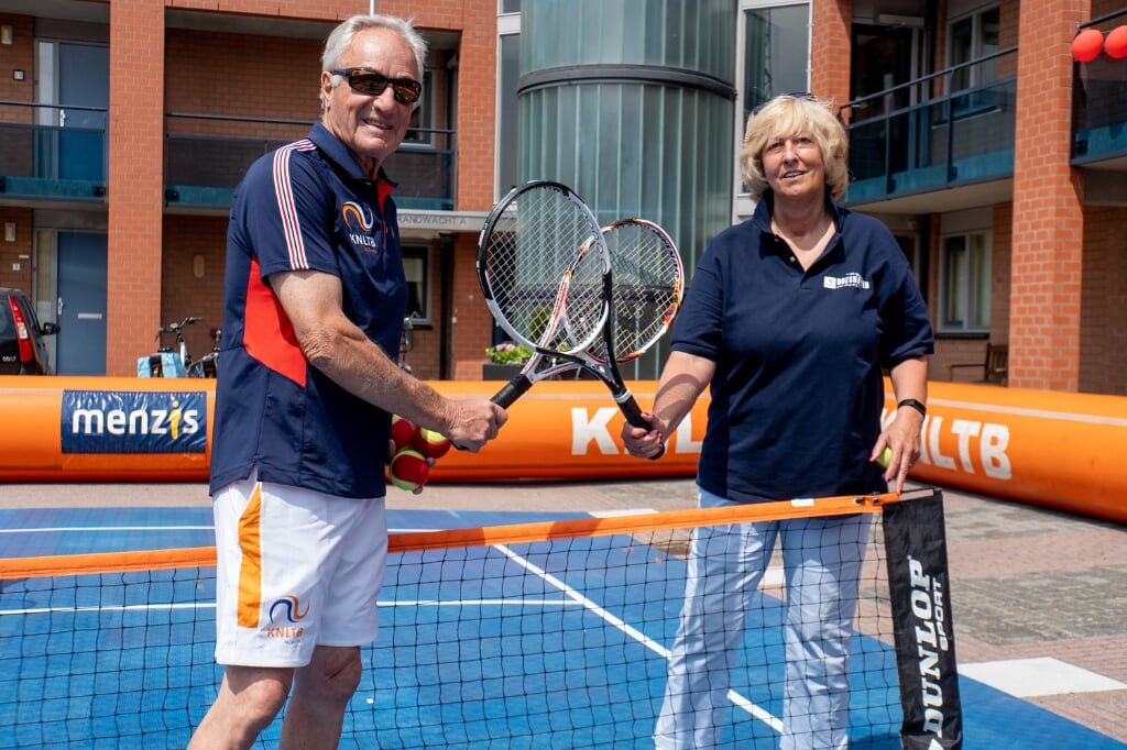 Tennislegende Tom Okker en burgemeester Laila Driessen nemen een rustmomentje om te poseren voor het Leiderdorps Weekblad. | Foto: J.P. Kranenburg