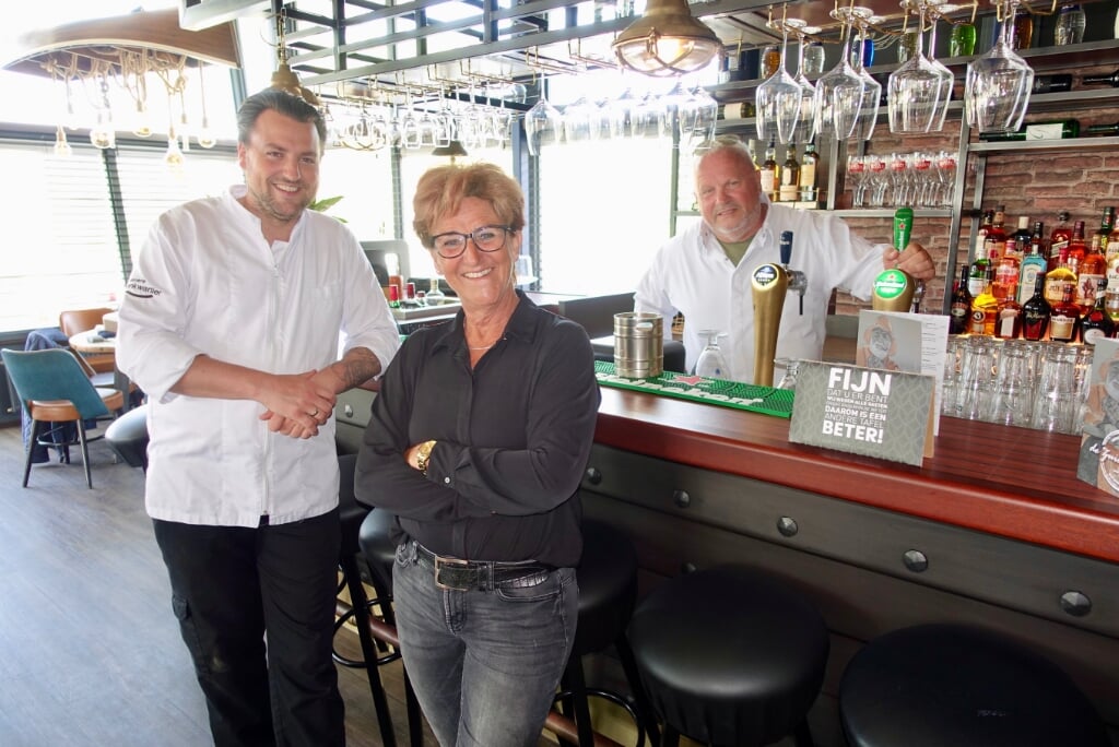 Rob, Lies en Jaap van Klaveren in hun nieuwe havenrestaurant. | Foto: pr