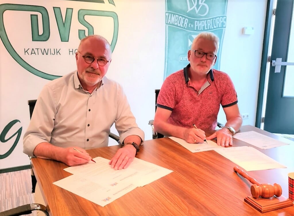 Voorzitters Arie van Duijn van DVS en Herman de Best van Jubilate tekenen de nieuwe overeenkomst. |Foto: pr