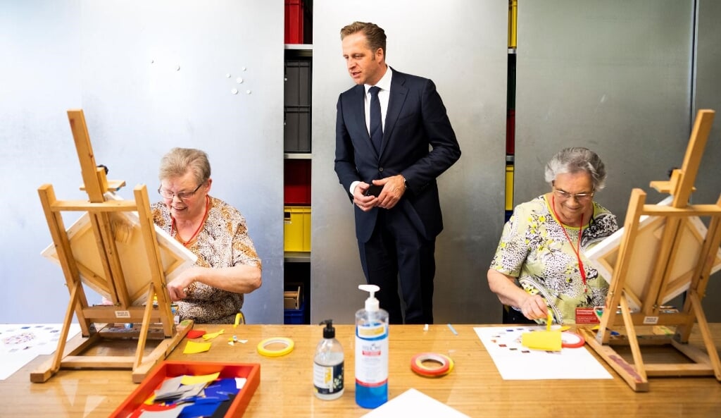Minister Hugo de Jonge bezoekt zomerschool van Kunstmuseum Den Haag. | Foto: Ministerie van VWS