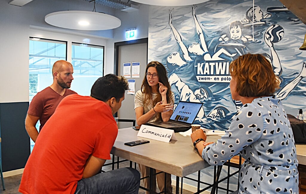 Deelnemers aan de brainstormsessie in het clubhuis van Z&Pc Katwijk. | Foto: Piet van Kampen