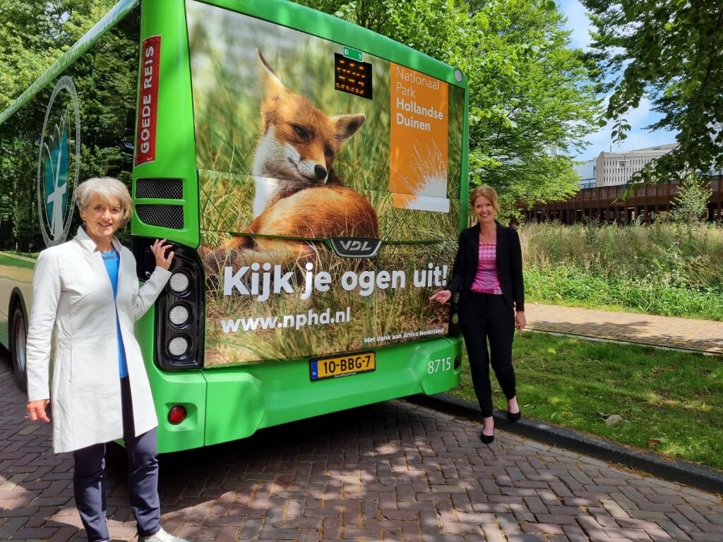 Annemarie Hoogeveen van Arriva (rechts) en NPHD-directeur Georgette Leltz bij de Groene Bus. | Foto: pr