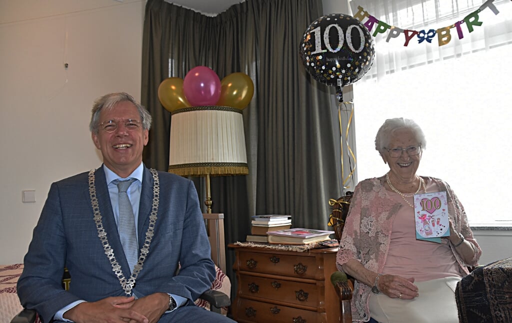 Felicitaties van burgemeester Visser voor de 100 jarige mevrouw Alie van Egmond. | Foto: pvK. 