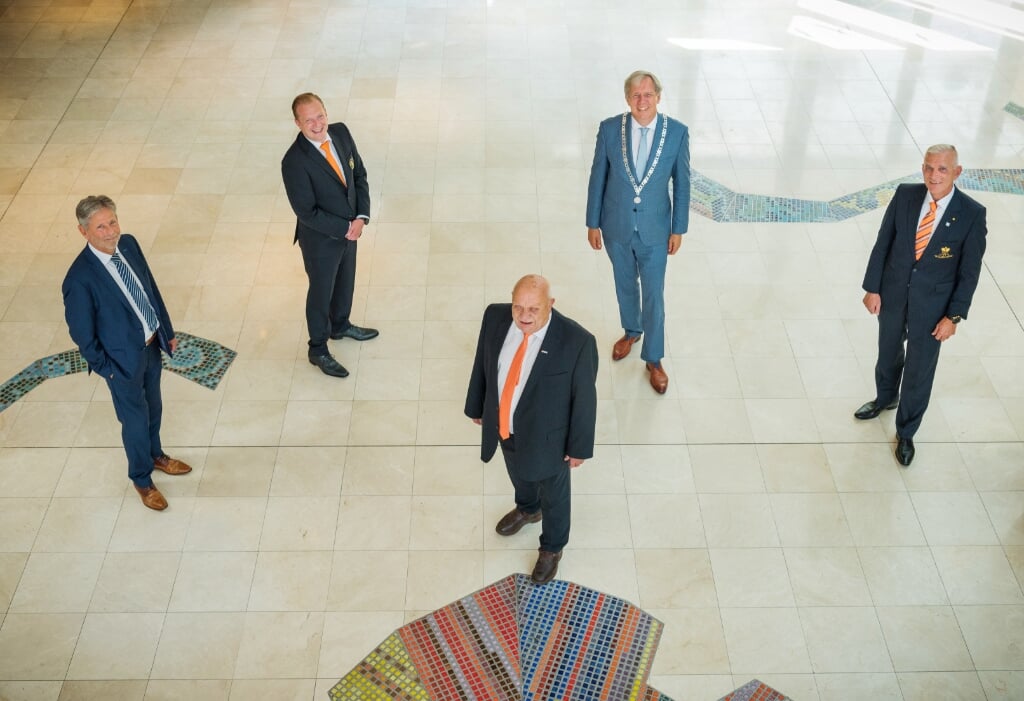 Burgemeester Visser te midden van de voorzitters van de vier Oranjeverenigingen.  | Foto: pr