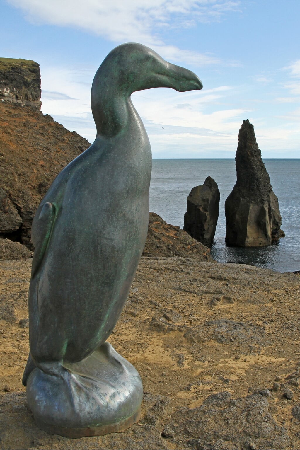 Standbeeld voor de Reuzenalk op IJsland, tegenover het eilandje Eldey. | Foto: Gerrit van Ommering