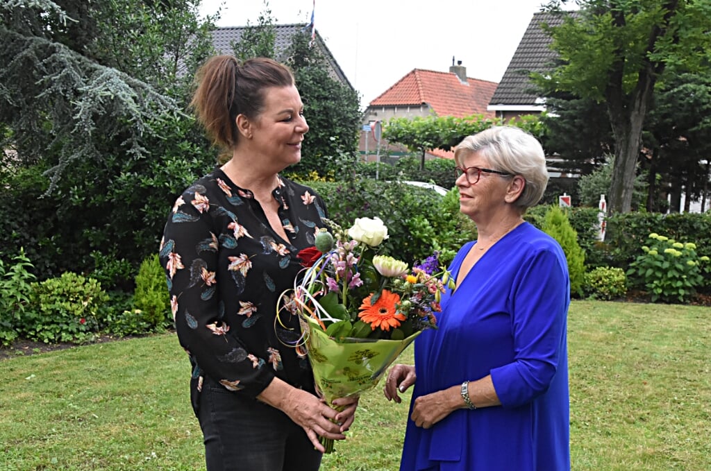 Miriam Mahieu, regionaal manager voor Noord- en Zuid Holland, overhandigde de bloemen aan Sjaan. | Foto: PvK
