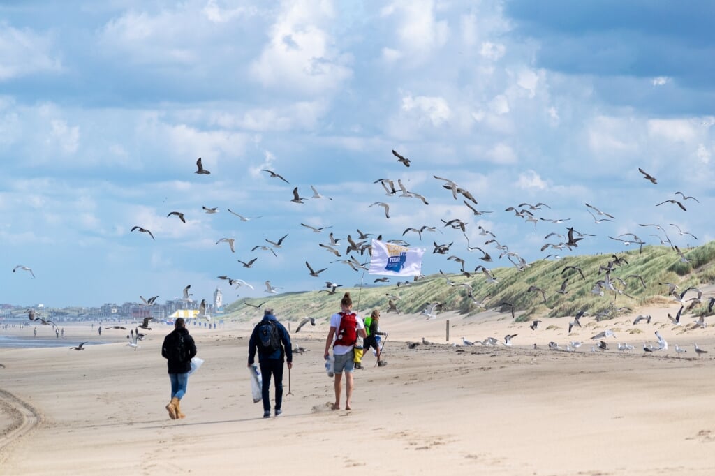 Deelnemers aan de Beach Cleanup Tour in 2019 onderweg naar Katwijk.
