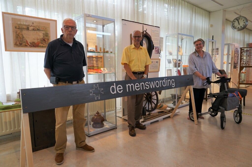 V.l.n.r. voorzitter Bob Reisma van het Leiderdorps Museum, Joop van Huut, die 35 jaar koster was in de voormalige kerk en Annemiek Vendel die het naambord van de sloop heeft gered.
