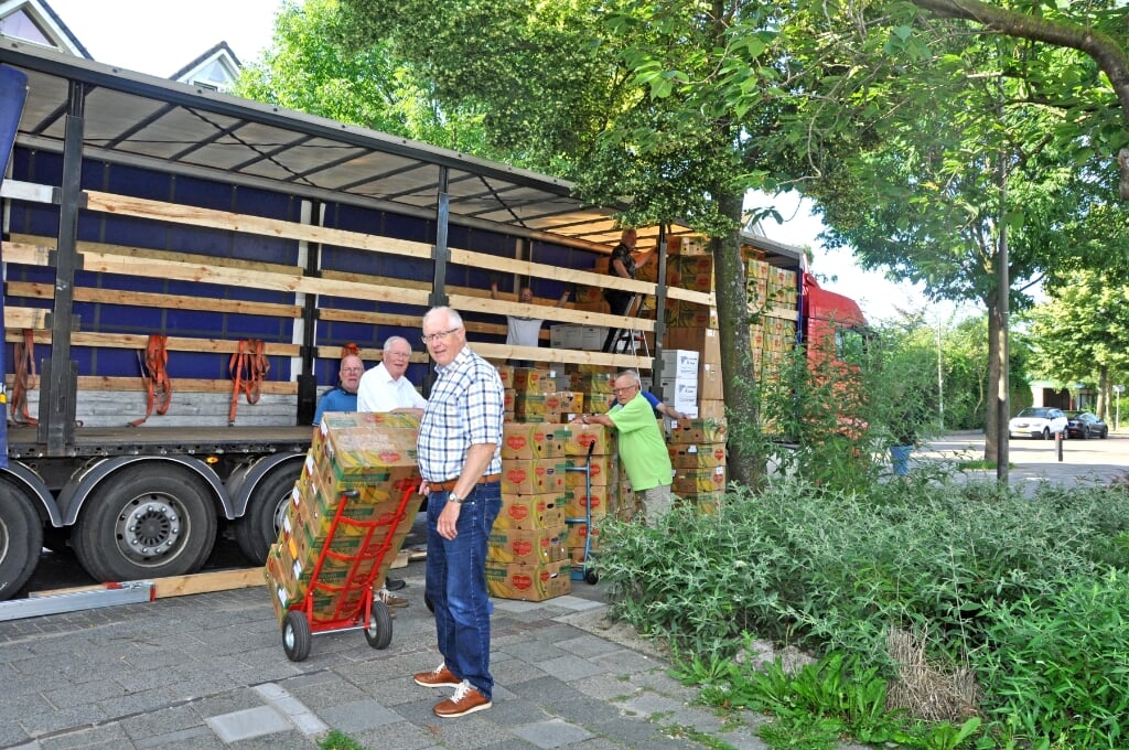 De vrachtwagen wordt door vrijwilligers binnen anderhalf uur ingeladen. | Foto: pr./Henk Maat