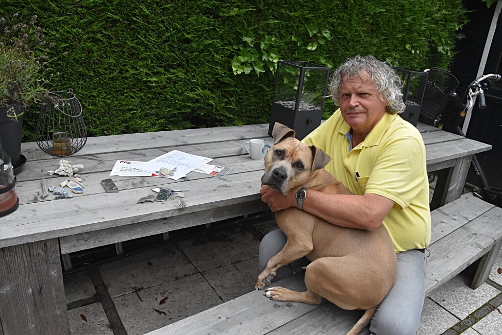 Wiggert ten Haken met hond Paco en de gevonden vervuiling. | Foto: PvK.