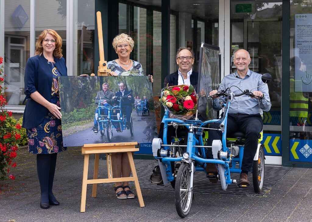 Burgemeester Breuer en wethouder Van Kempen overhandigen de foto aan Tekla Zwinkels en Jan Burgmeijer (midden). | Foto: pr./Sven van der Vlugt