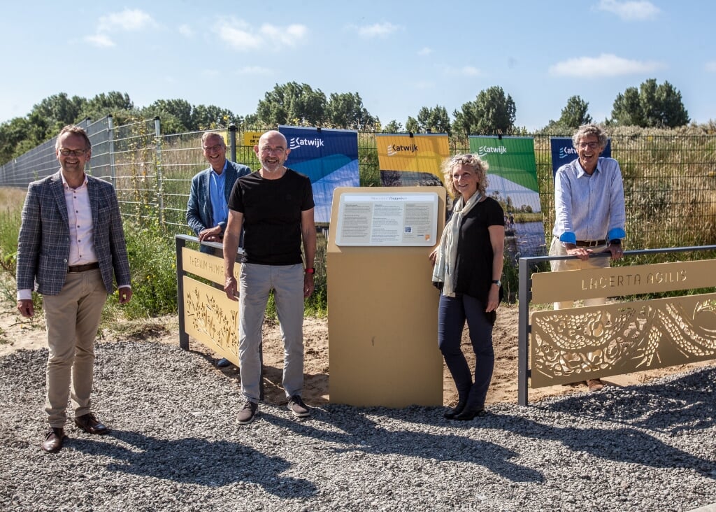 De wethouders Jacco Knape (links) en Rien Nagtegaal (midden) deden de officiële opening van het fietspad en kunstobject. | Foto: Adrie van Duijvenvoorde